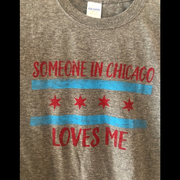 Someone in Chicago loves me T-Shirt - Picture 2 of 3